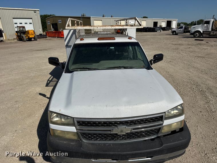 image for item MX9281 2006 Chevrolet Silverado 3500 utility bed pickup truck