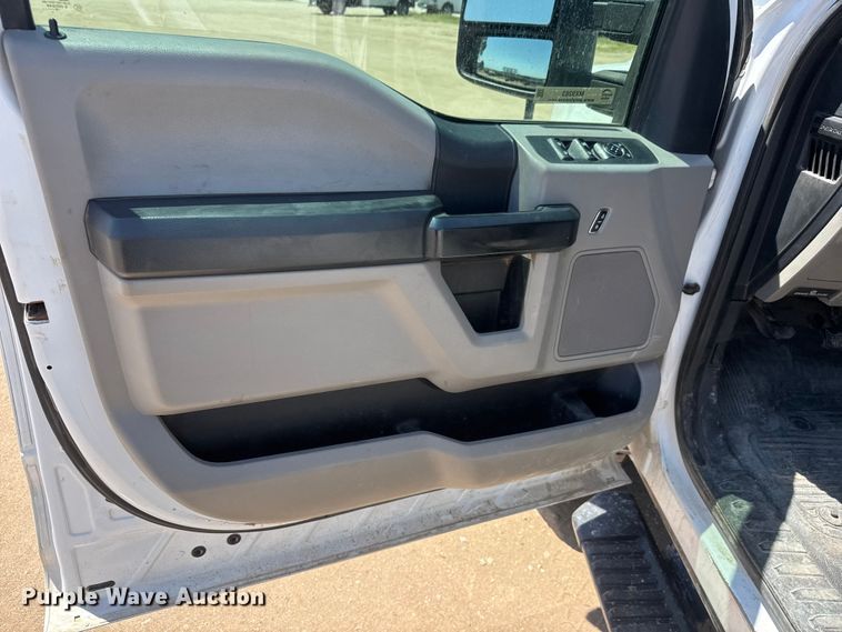 image for item MX9283 2019 Ford F250 Super Duty Crew Cab pickup truck