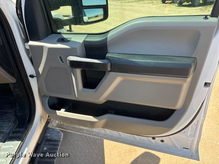 image for item MX9283 2019 Ford F250 Super Duty Crew Cab pickup truck