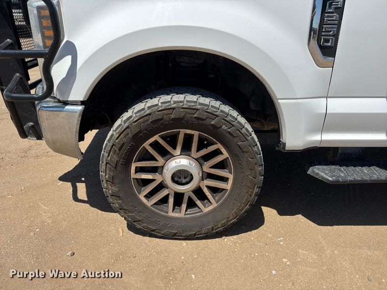 image for item MX9283 2019 Ford F250 Super Duty Crew Cab pickup truck