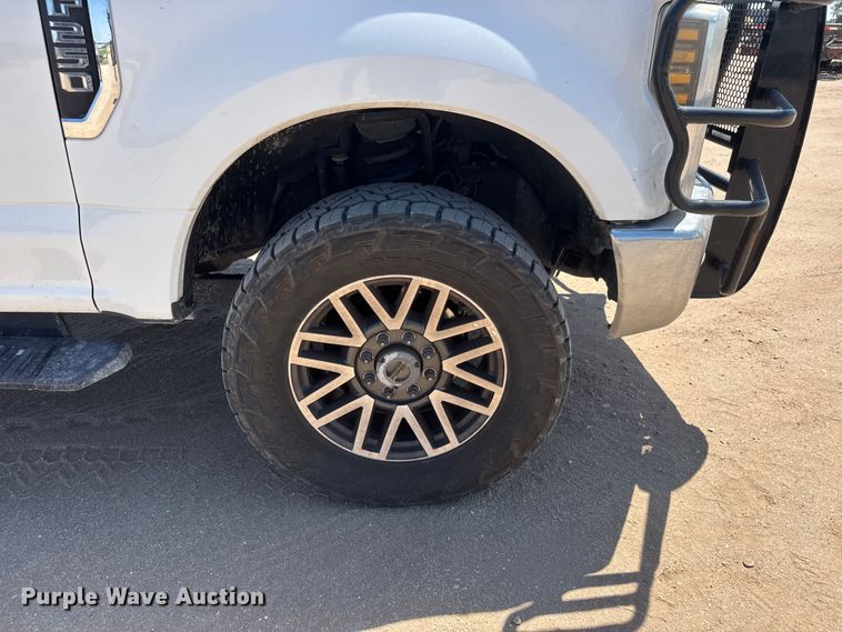image for item MX9283 2019 Ford F250 Super Duty Crew Cab pickup truck