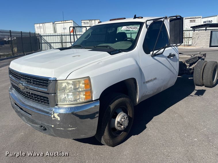 image for item YA2721 2007 Chevrolet Silverado 3500HD pickup truck cab and chassis