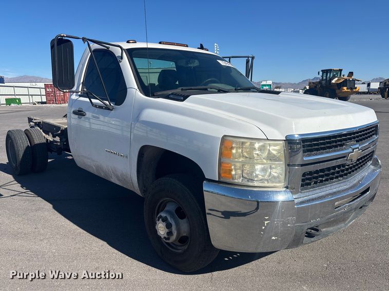 image for item YA2721 2007 Chevrolet Silverado 3500HD pickup truck cab and chassis