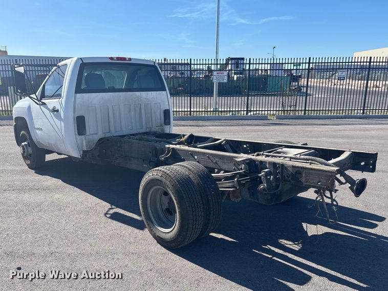 image for item YA2721 2007 Chevrolet Silverado 3500HD pickup truck cab and chassis