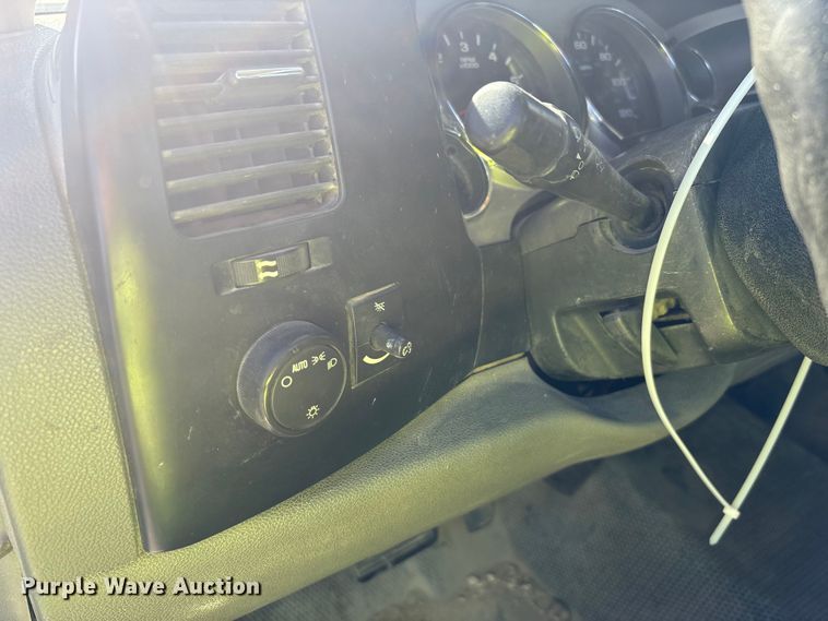 image for item YA2721 2007 Chevrolet Silverado 3500HD pickup truck cab and chassis