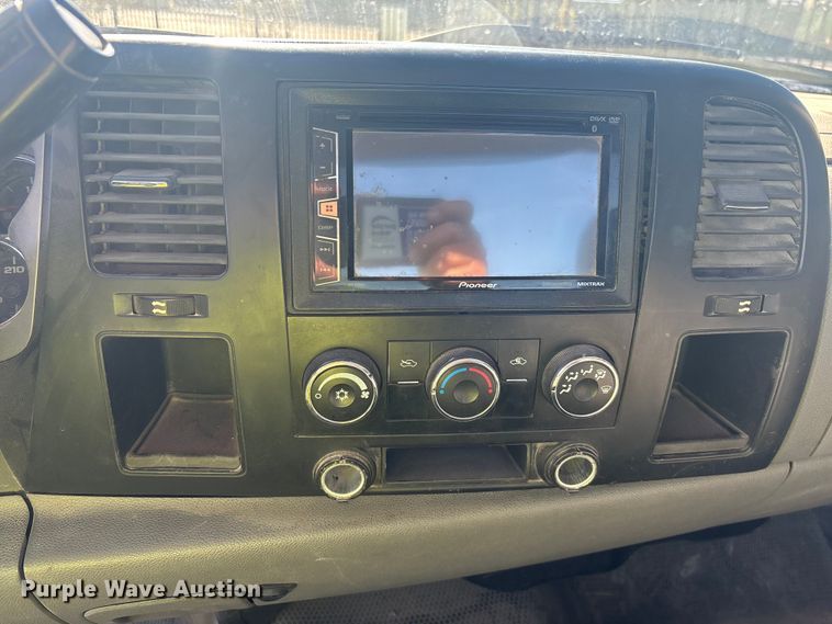 image for item YA2721 2007 Chevrolet Silverado 3500HD pickup truck cab and chassis