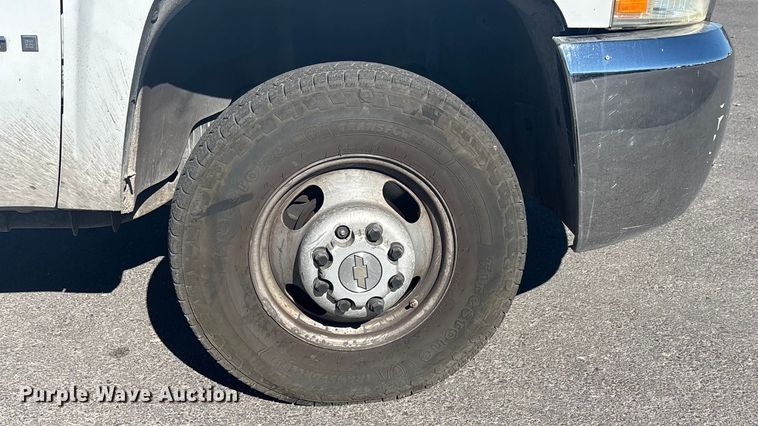image for item YA2721 2007 Chevrolet Silverado 3500HD pickup truck cab and chassis