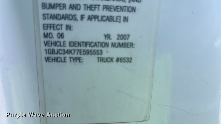 image for item YA2721 2007 Chevrolet Silverado 3500HD pickup truck cab and chassis