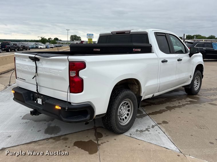 image for item YA3300 2021 Chevrolet Silverado 1500 pickup truck
