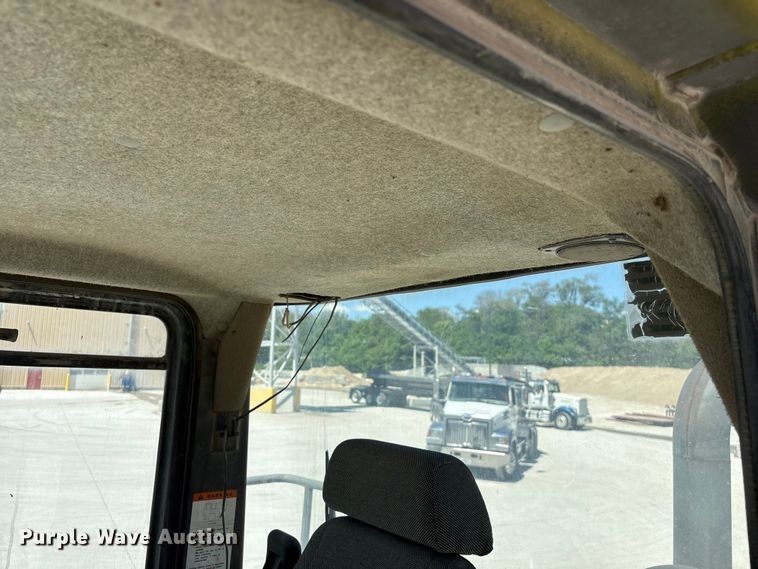 image for item DO5207 1999 Komatsu WA250-3 wheel loader