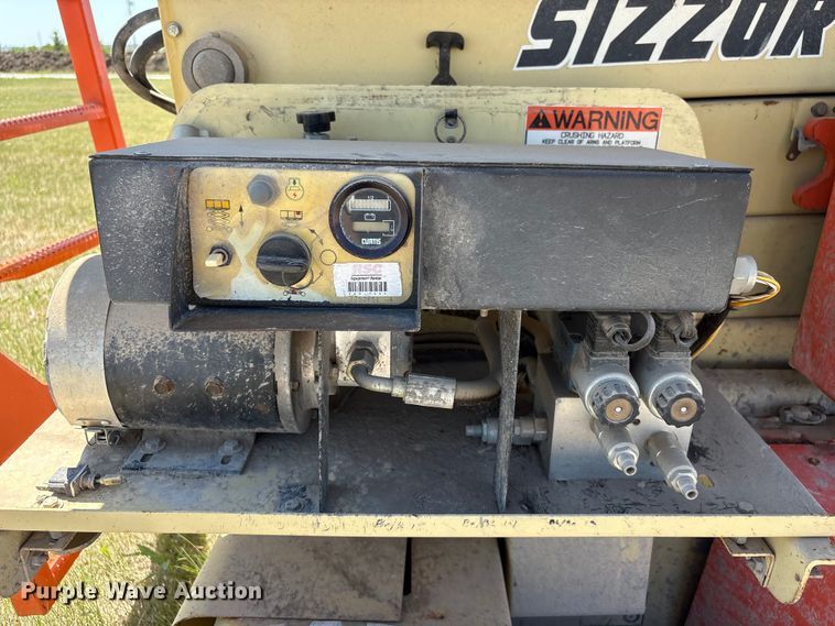 image for item DO5210 2000 JLG 3369-E scissor lift