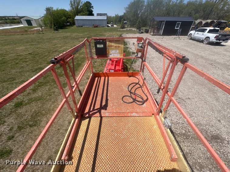 image for item DO5210 2000 JLG 3369-E scissor lift