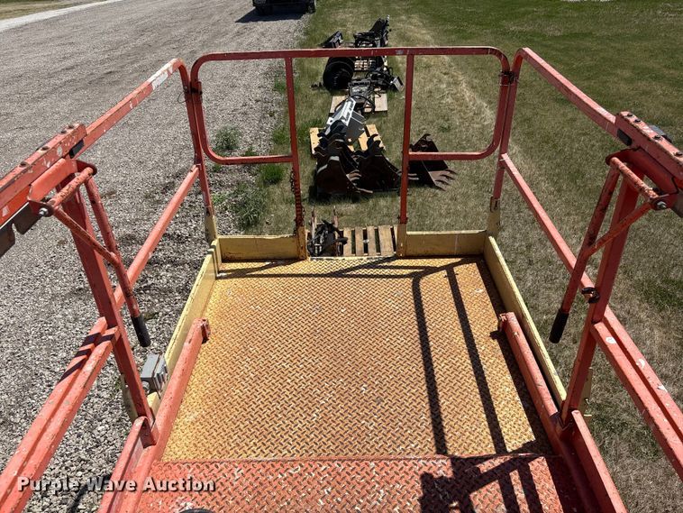 image for item DO5210 2000 JLG 3369-E scissor lift