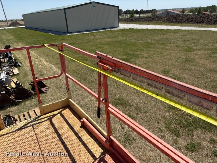 image for item DO5210 2000 JLG 3369-E scissor lift