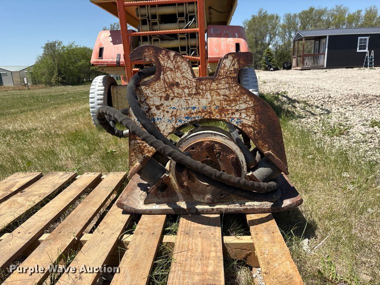 image for item DO5213 Mini excavator plate compactor