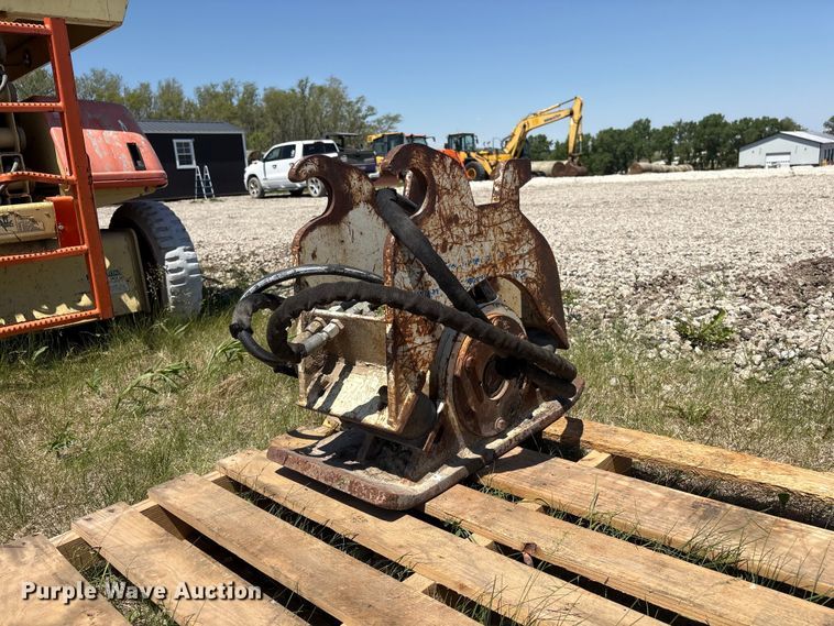 image for item DO5213 Mini excavator plate compactor
