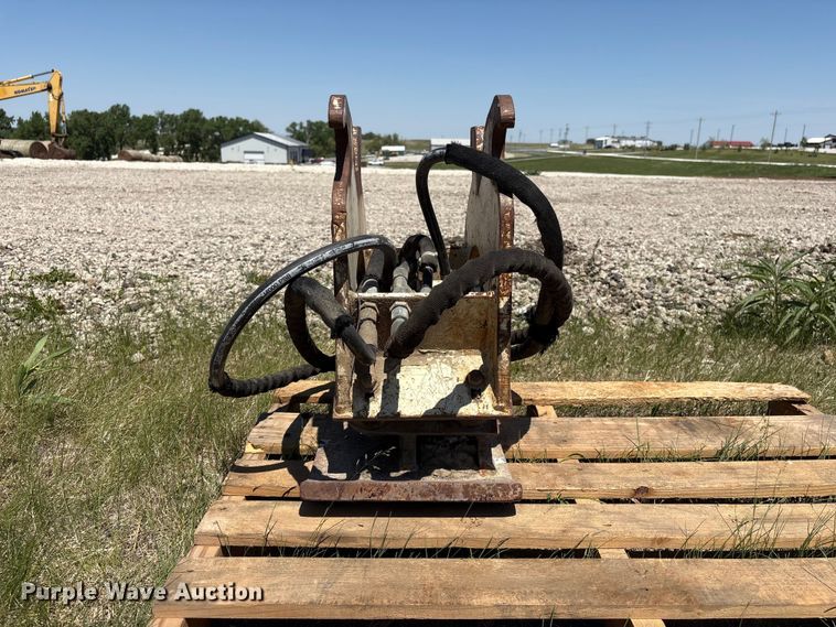 image for item DO5213 Mini excavator plate compactor