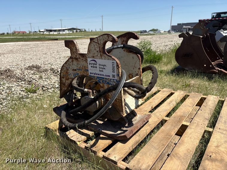 image for item DO5213 Mini excavator plate compactor