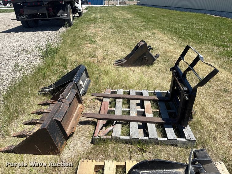image for item DO5216 Skid steer attachments