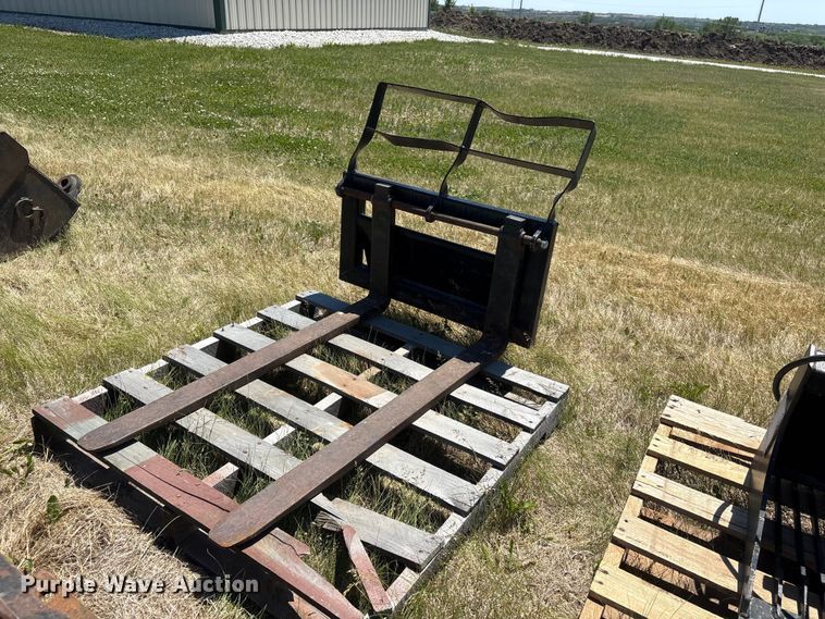 image for item DO5216 Skid steer attachments