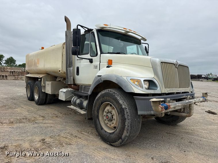 image for item DO8514 2007 International 7500 water truck