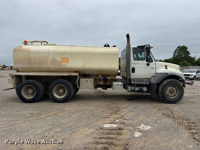 image for item DO8514 2007 International 7500 water truck
