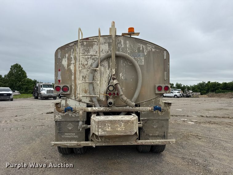 image for item DO8514 2007 International 7500 water truck
