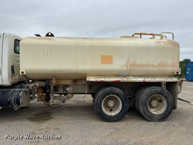 image for item DO8514 2007 International 7500 water truck