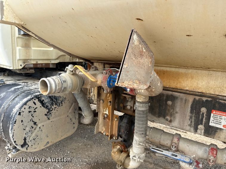 image for item DO8514 2007 International 7500 water truck