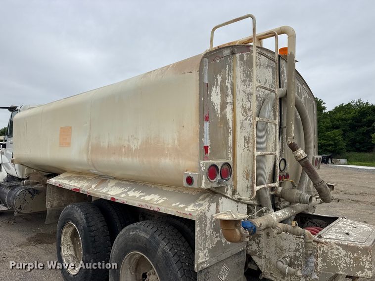 image for item DO8514 2007 International 7500 water truck