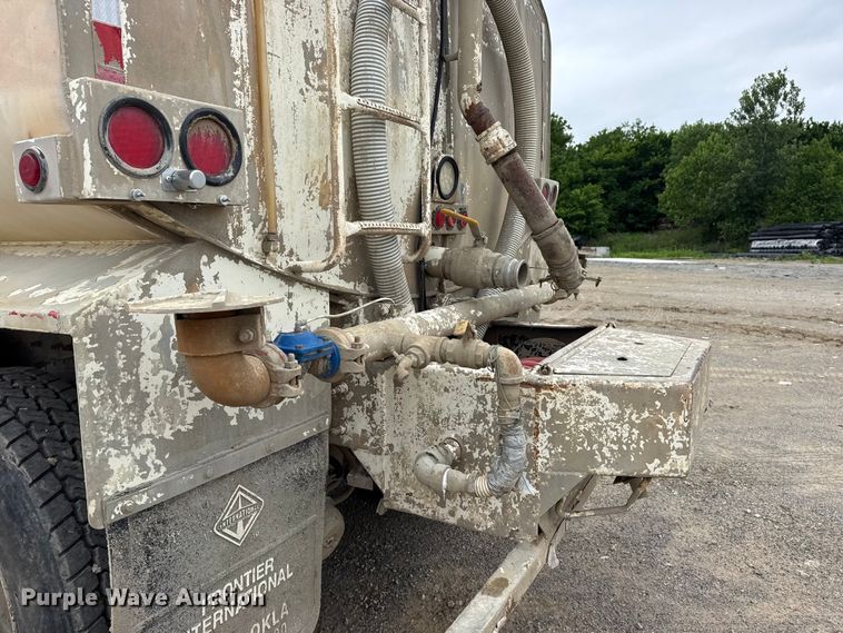 image for item DO8514 2007 International 7500 water truck