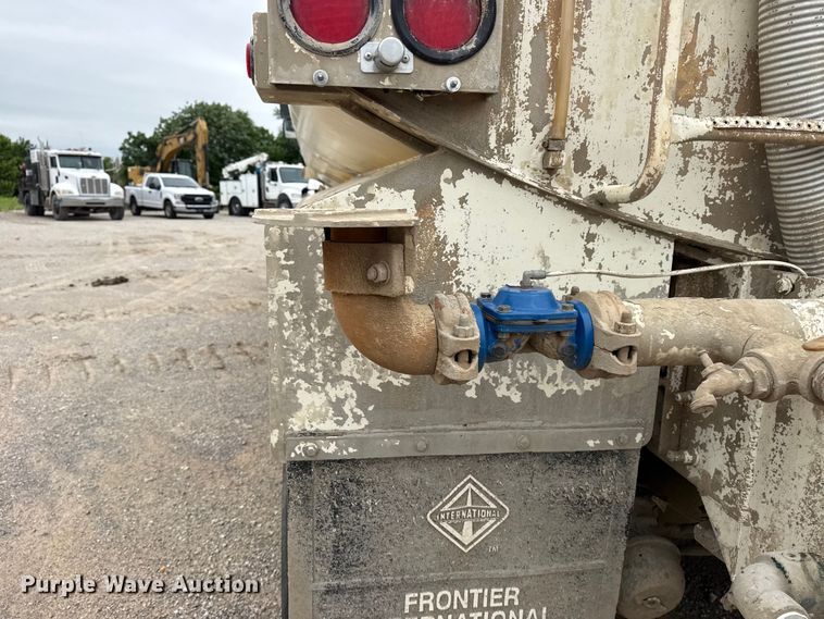 image for item DO8514 2007 International 7500 water truck