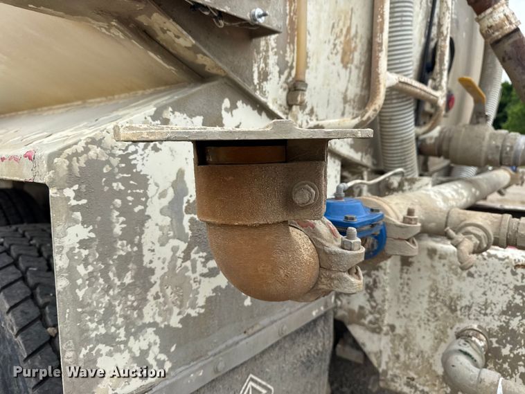 image for item DO8514 2007 International 7500 water truck