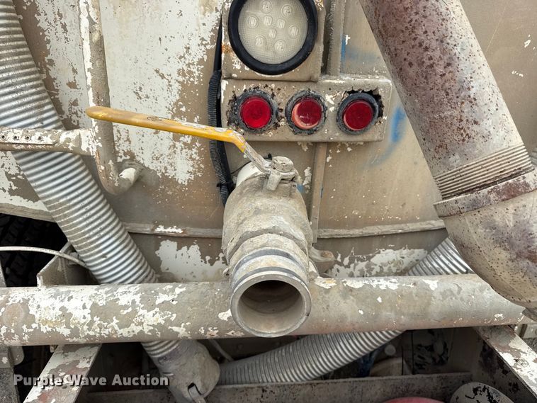 image for item DO8514 2007 International 7500 water truck