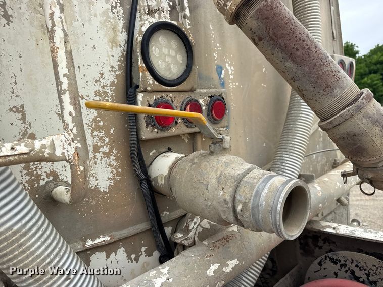 image for item DO8514 2007 International 7500 water truck