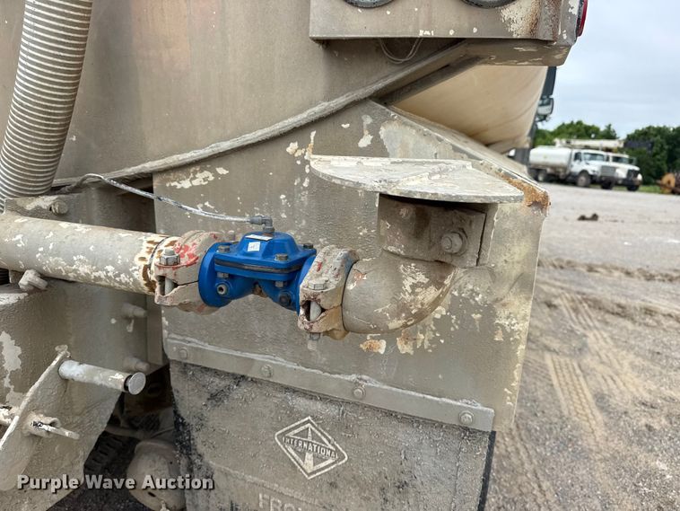 image for item DO8514 2007 International 7500 water truck
