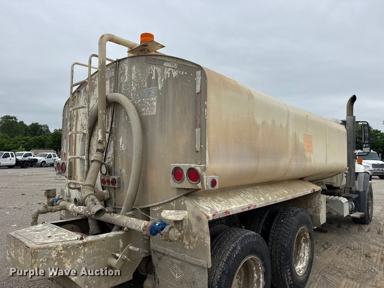 image for item DO8514 2007 International 7500 water truck