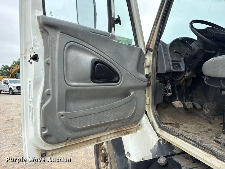 image for item DO8514 2007 International 7500 water truck