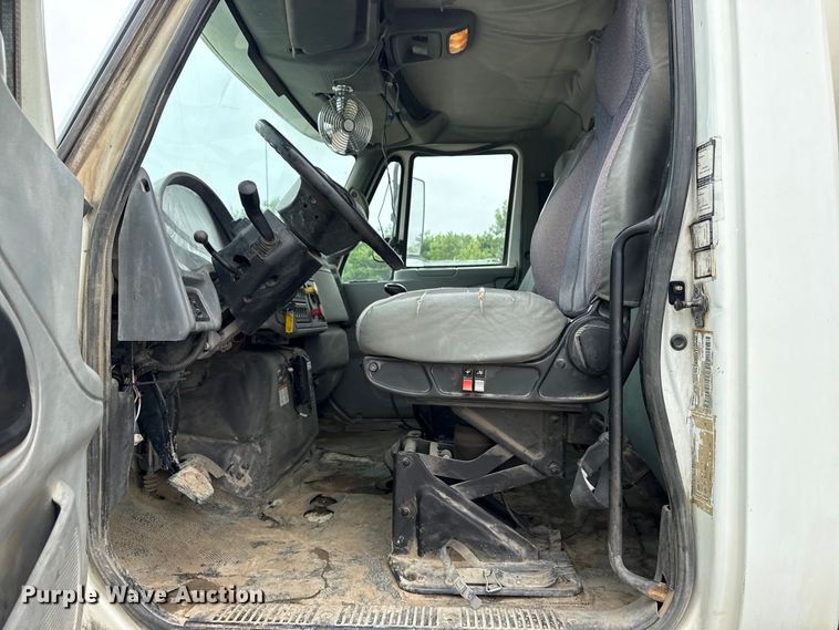 image for item DO8514 2007 International 7500 water truck
