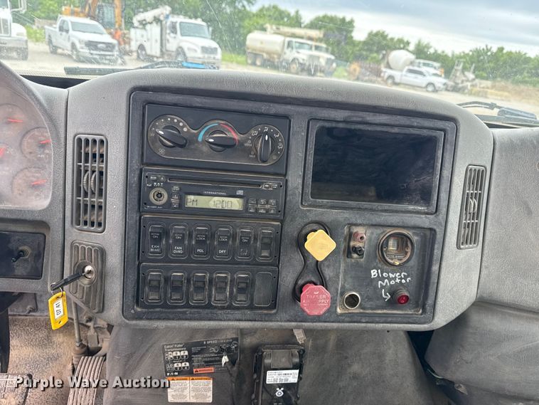 image for item DO8514 2007 International 7500 water truck