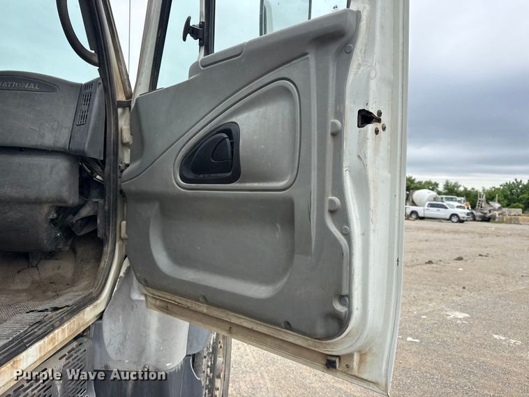 image for item DO8514 2007 International 7500 water truck