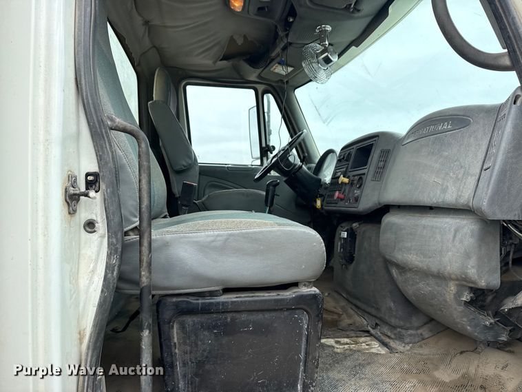 image for item DO8514 2007 International 7500 water truck
