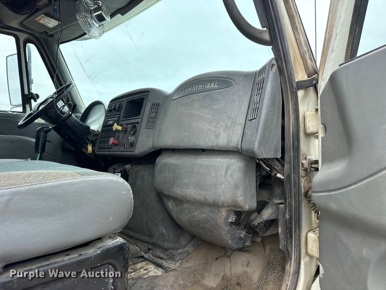 image for item DO8514 2007 International 7500 water truck