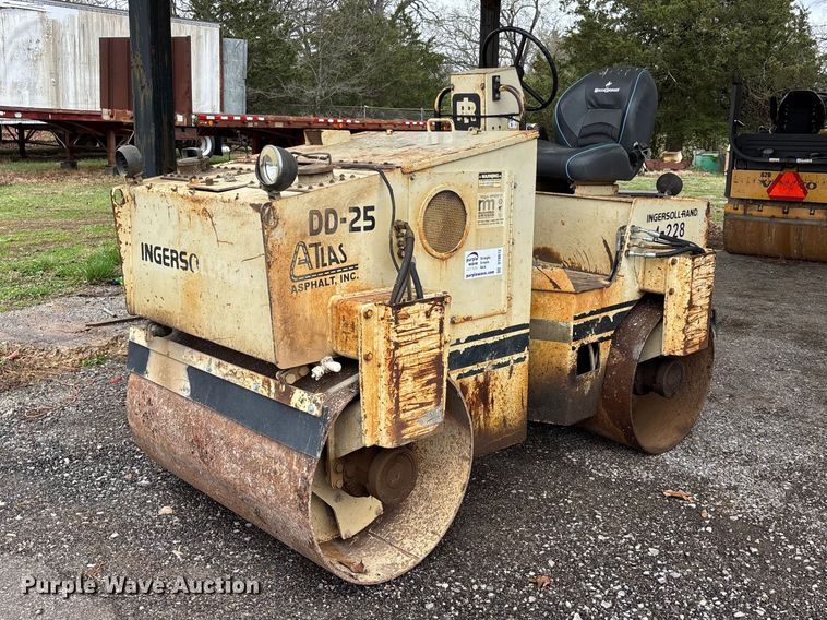 image for item DT0072 Ingersoll Rand DD-25 double drum vibratory roller