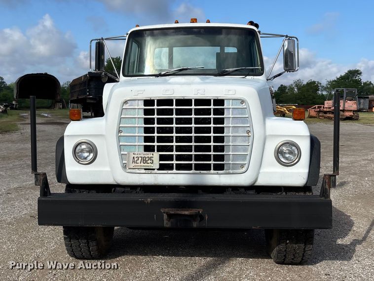 image for item DV4255 1977 Ford U800 flatbed truck