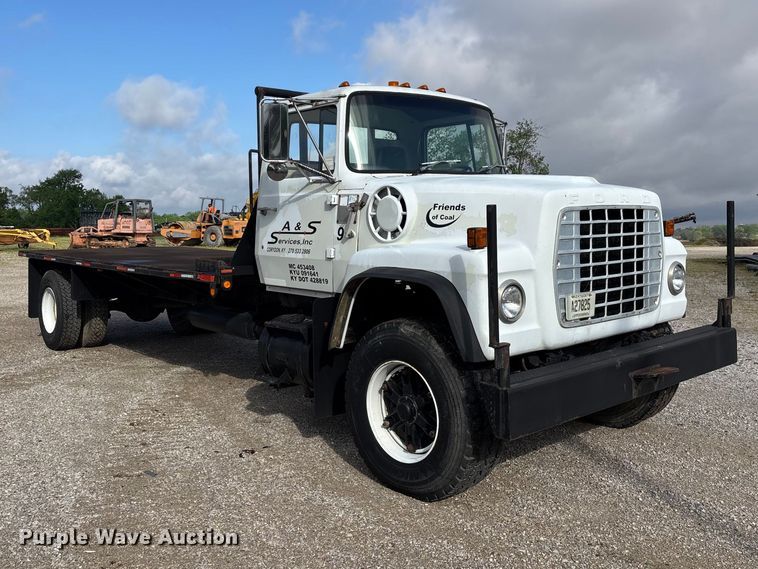 image for item DV4255 1977 Ford U800 flatbed truck