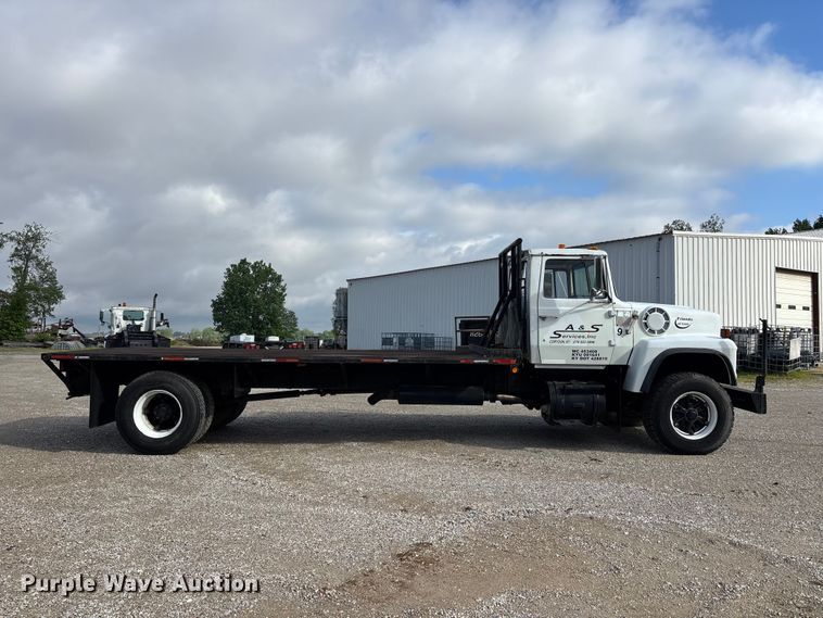 image for item DV4255 1977 Ford U800 flatbed truck