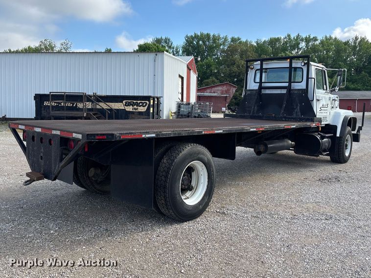image for item DV4255 1977 Ford U800 flatbed truck