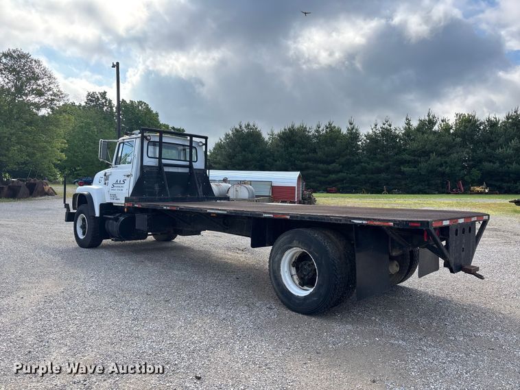 image for item DV4255 1977 Ford U800 flatbed truck