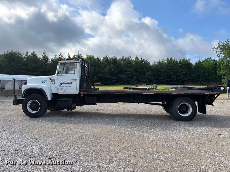 image for item DV4255 1977 Ford U800 flatbed truck